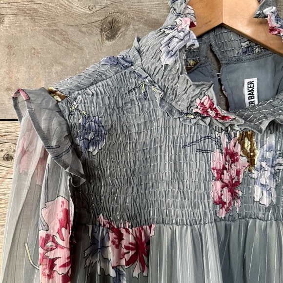 Walter Baker Floral Smocked Ruffle Blouse Gray Pink Flounce Feminine Romantic M - Picture 5 of 12